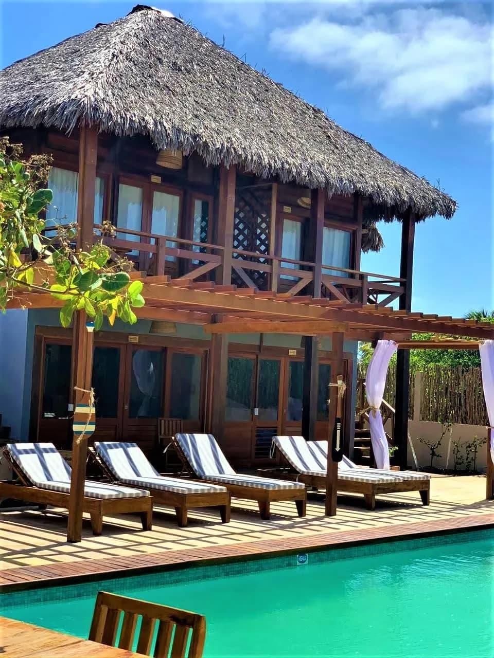 Chalé de madeira e piscina da Vila Aty